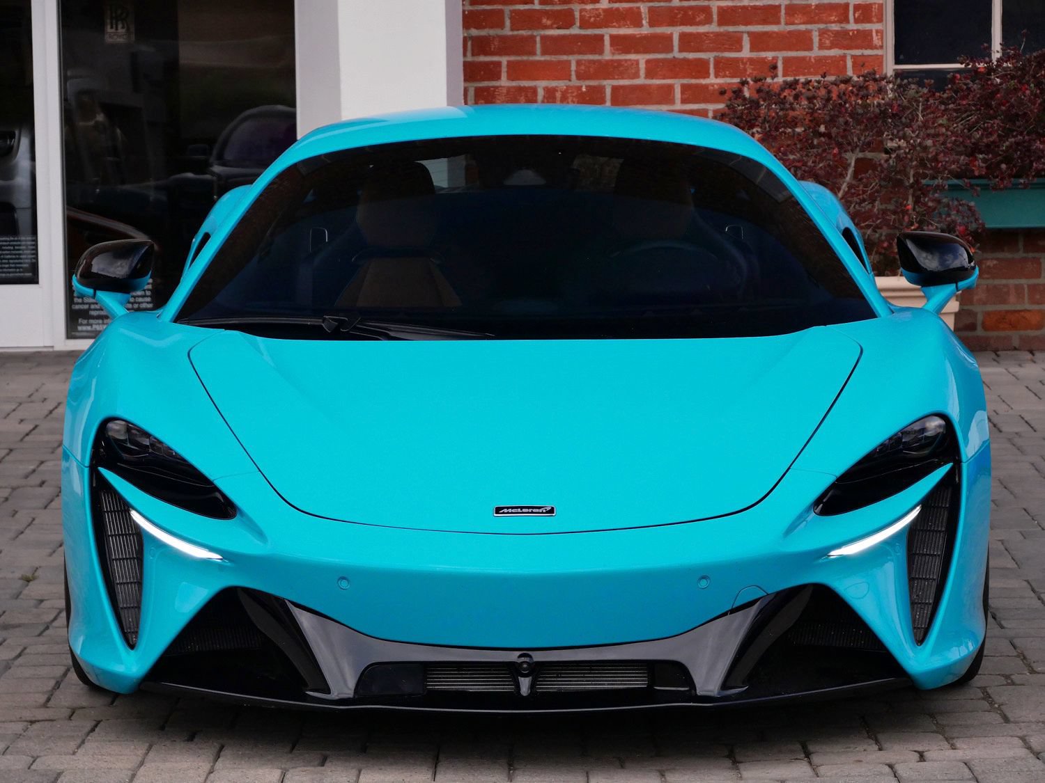 Used 2023 McLaren Artura RWD image 2