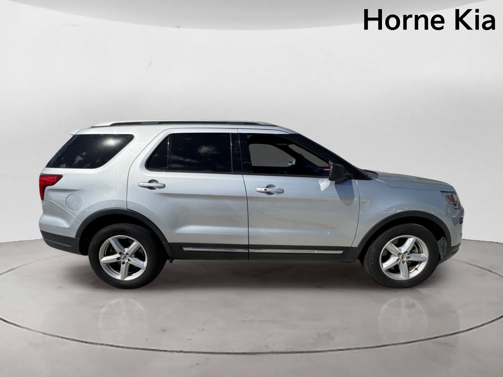 Used 2019 Ford Explorer XLT w/ Class III Trailer Tow Package FWD image 3