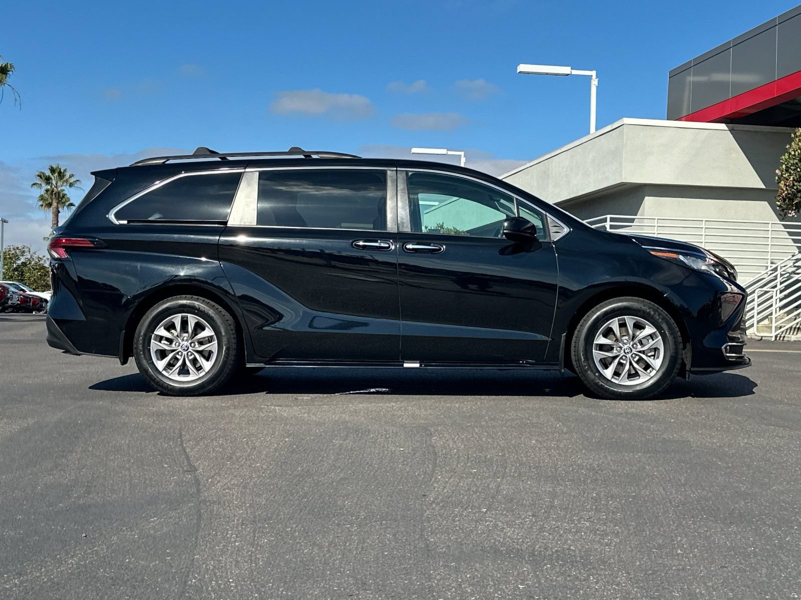 Used 2022 Toyota Sienna XLE w/ XLE Plus Package AWD/4WD image 6