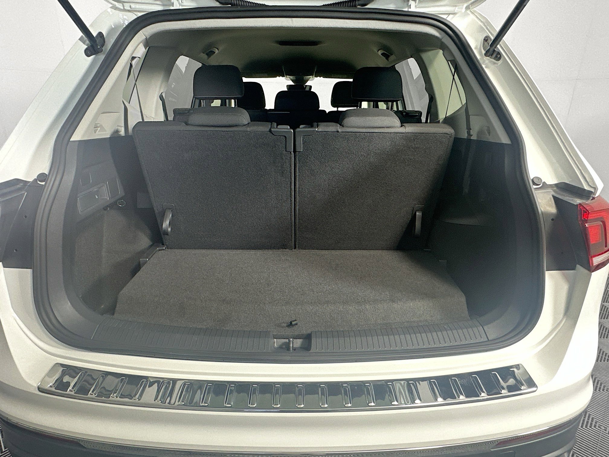 Used 2024 Volkswagen Tiguan S w/ MDO Package, Three-Row FWD image 29