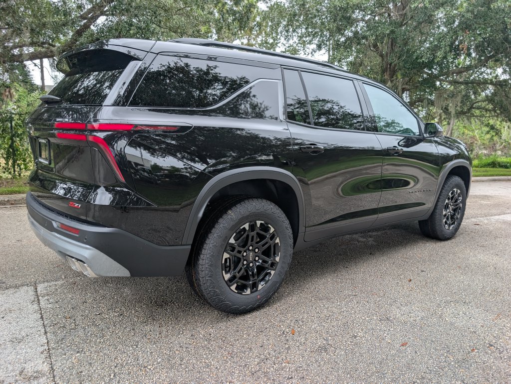 New 2027 Chevrolet Traverse Z71 w/ Enhanced Driving Package AWD/4WD image 9