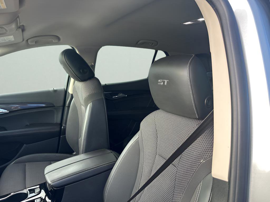 Used 2023 Buick Envision Preferred image 26