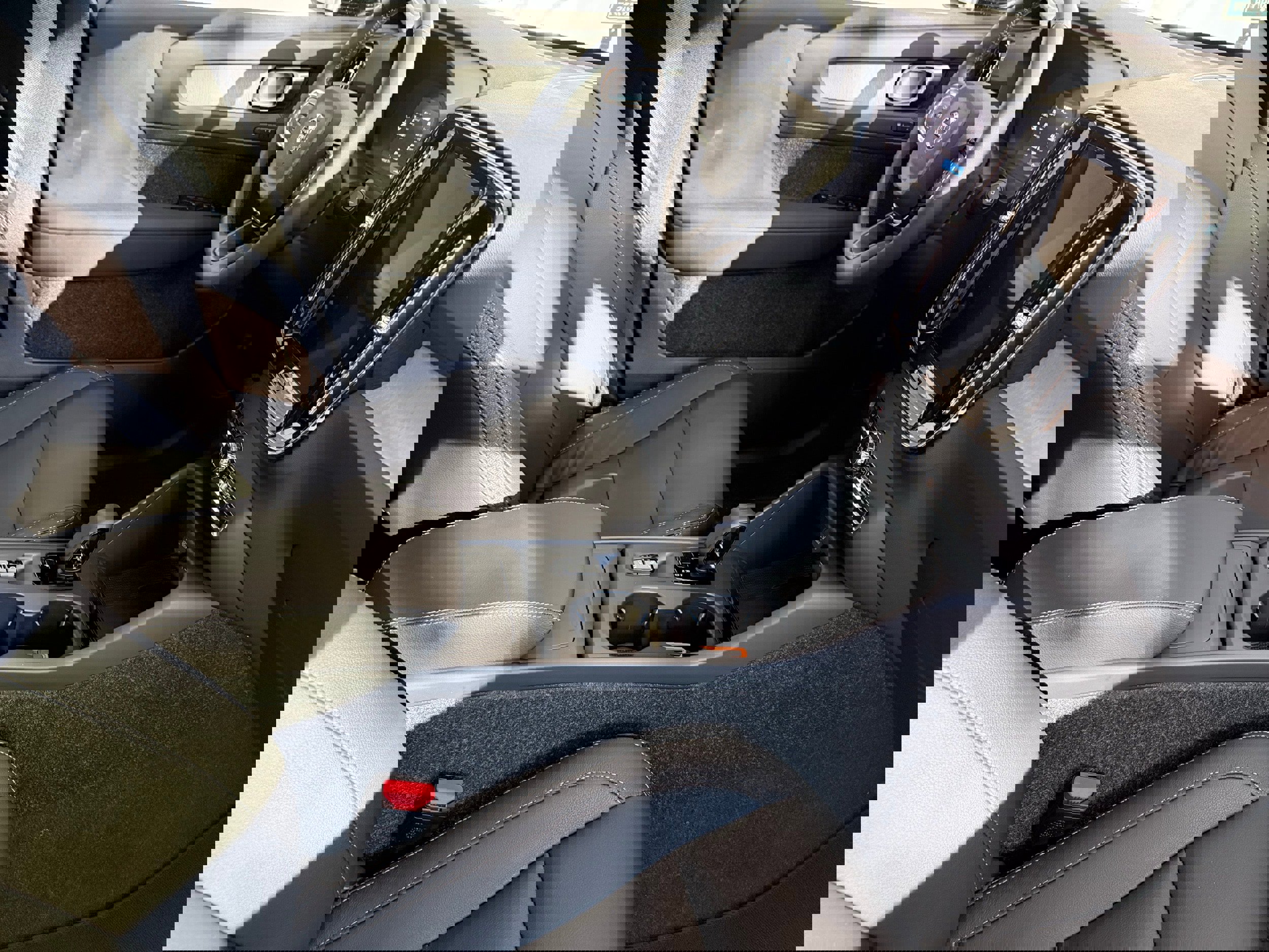 Certified 2025 Volvo XC40 B5 Core w/ Protection Package Premier image 23