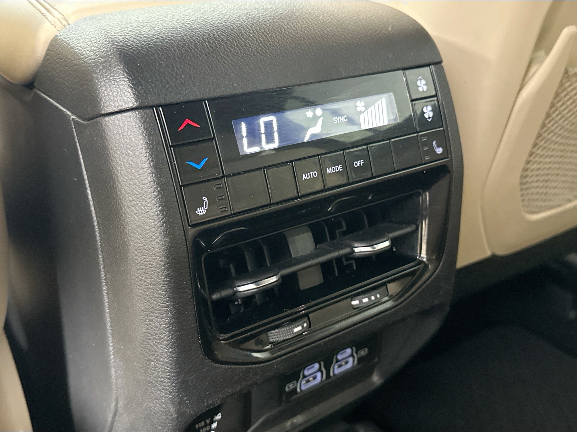 Used 2023 Jeep Grand Cherokee L Limited AWD/4WD image 25