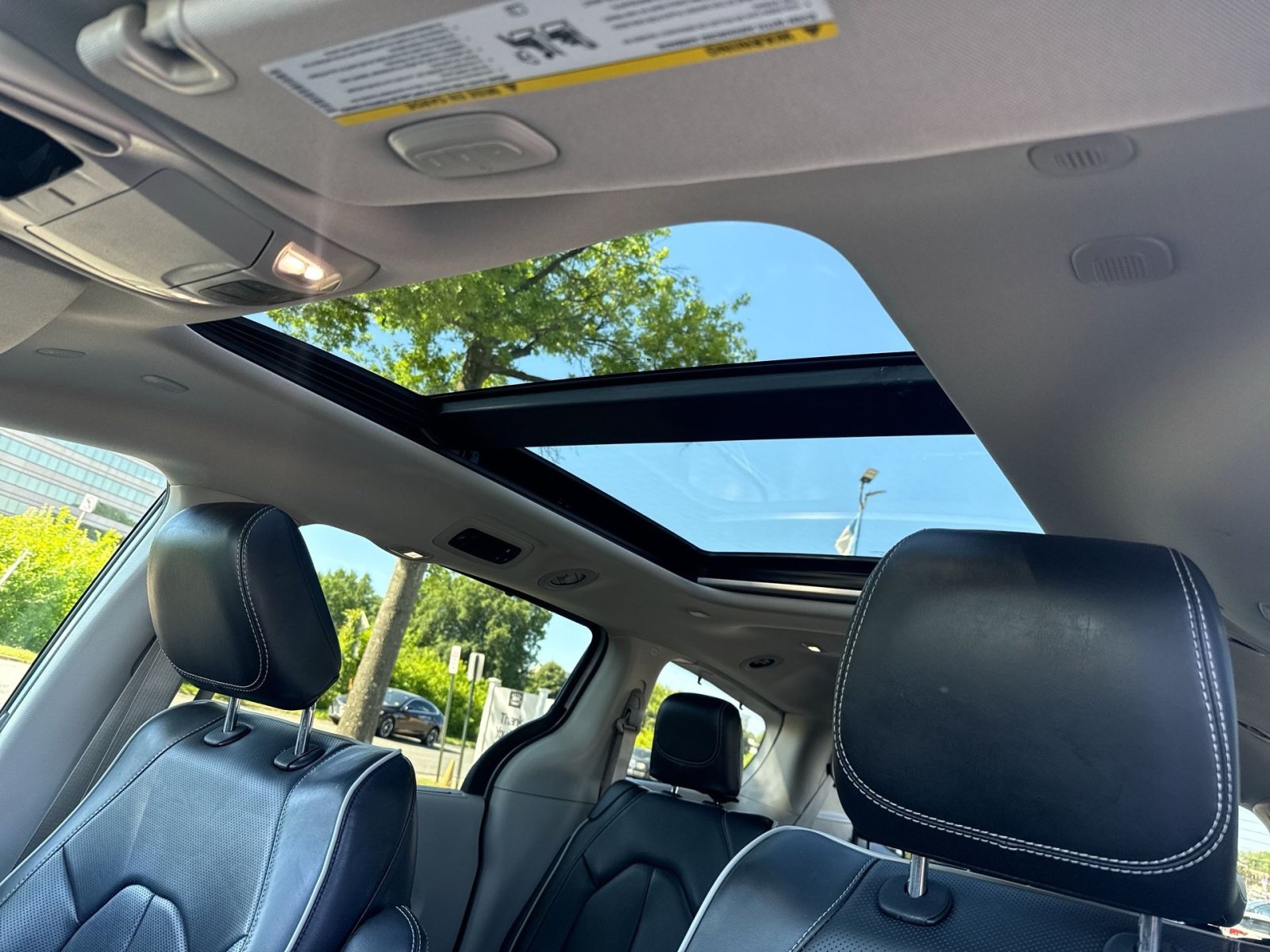 Used 2024 Chrysler Pacifica Limited FWD image 24