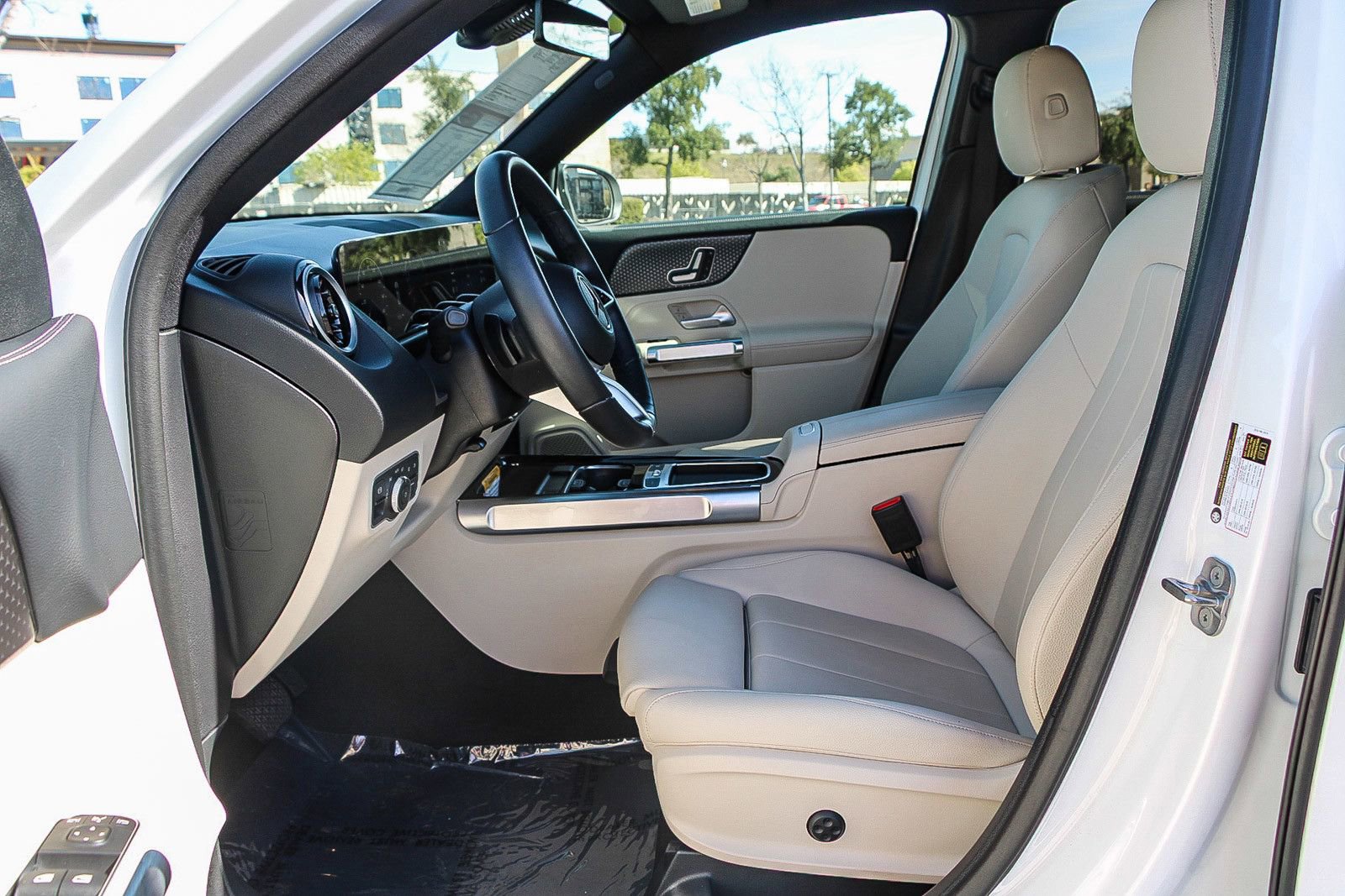 Used 2025 Mercedes-Benz GLB 250 4MATIC image 18