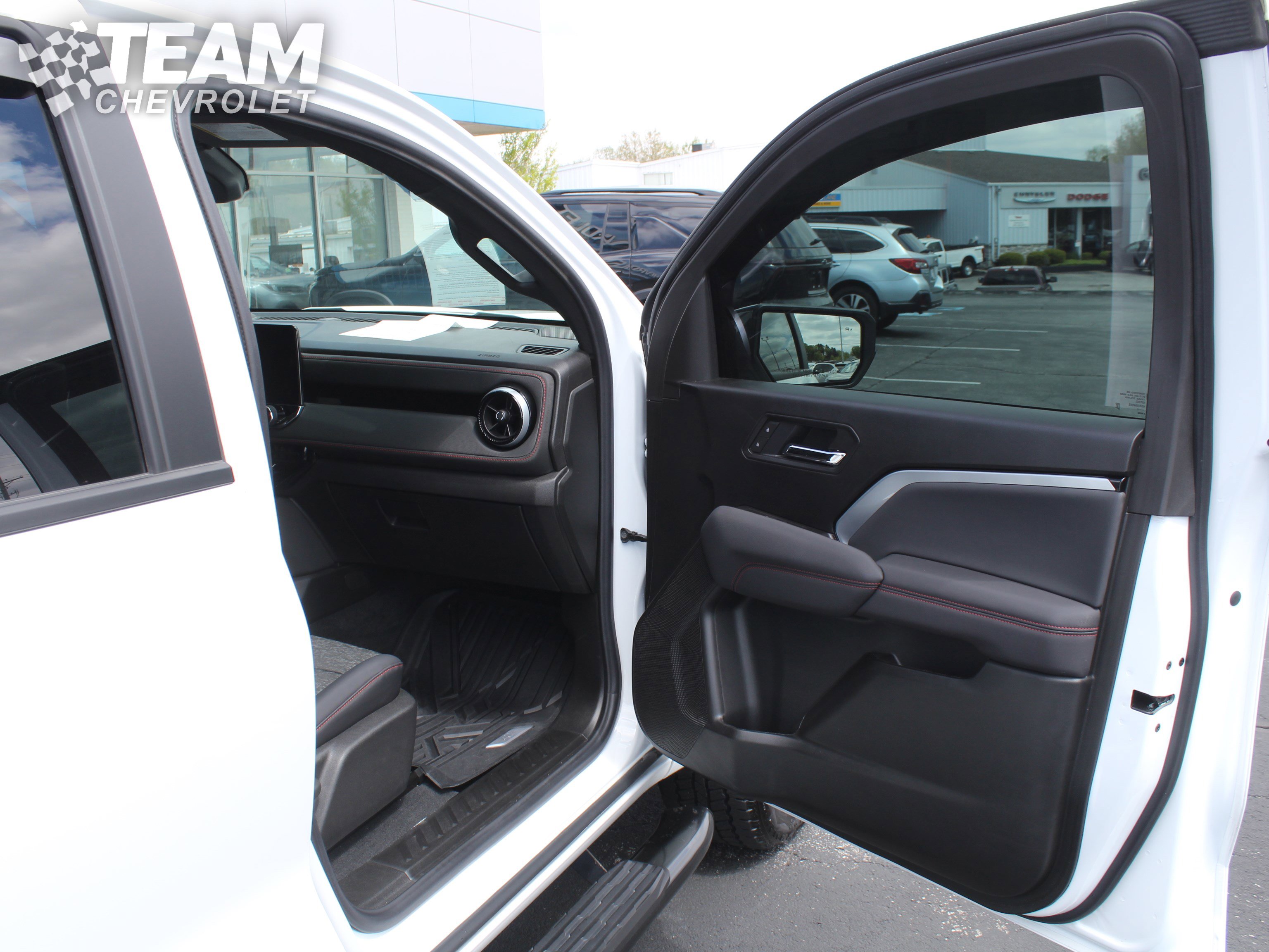 Used 2025 Chevrolet Colorado Z71 AWD/4WD image 24