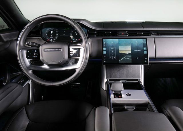 Used 2025 Land Rover Range Rover SE image 11