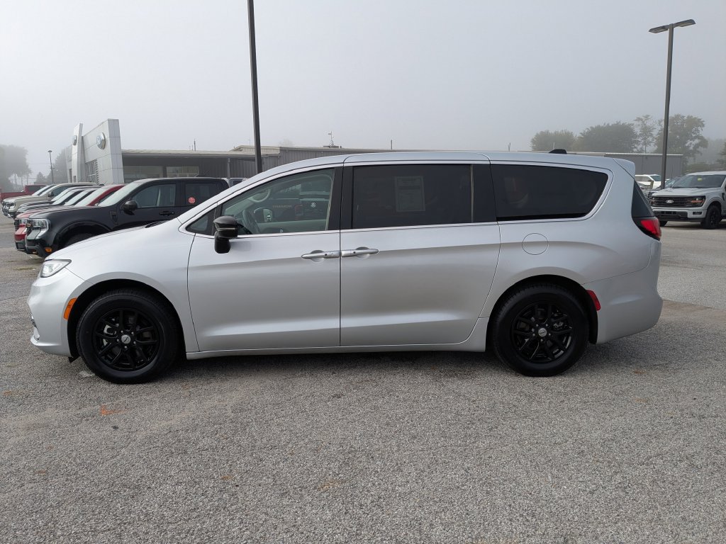 Used 2024 Chrysler Pacifica Touring-L FWD image 21