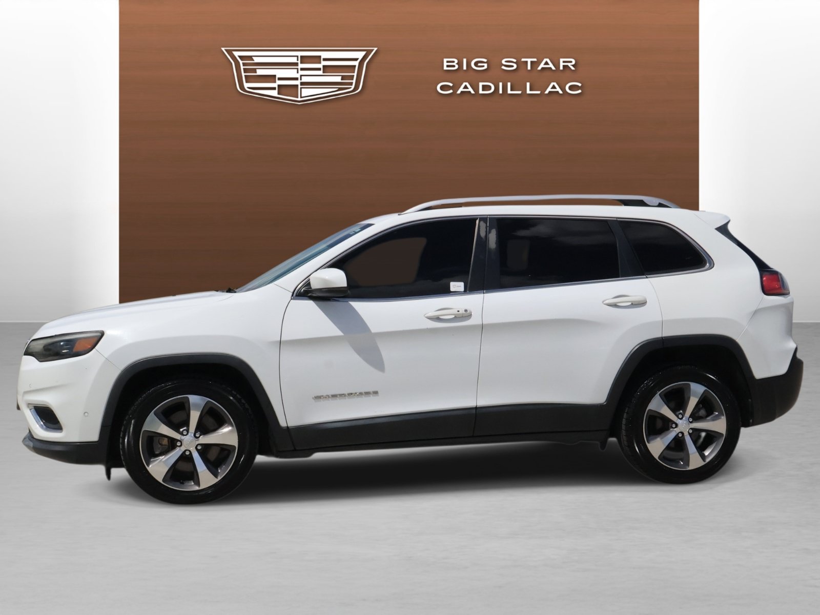 Used 2019 Jeep Cherokee Limited w/ Technology Group FWD image 2