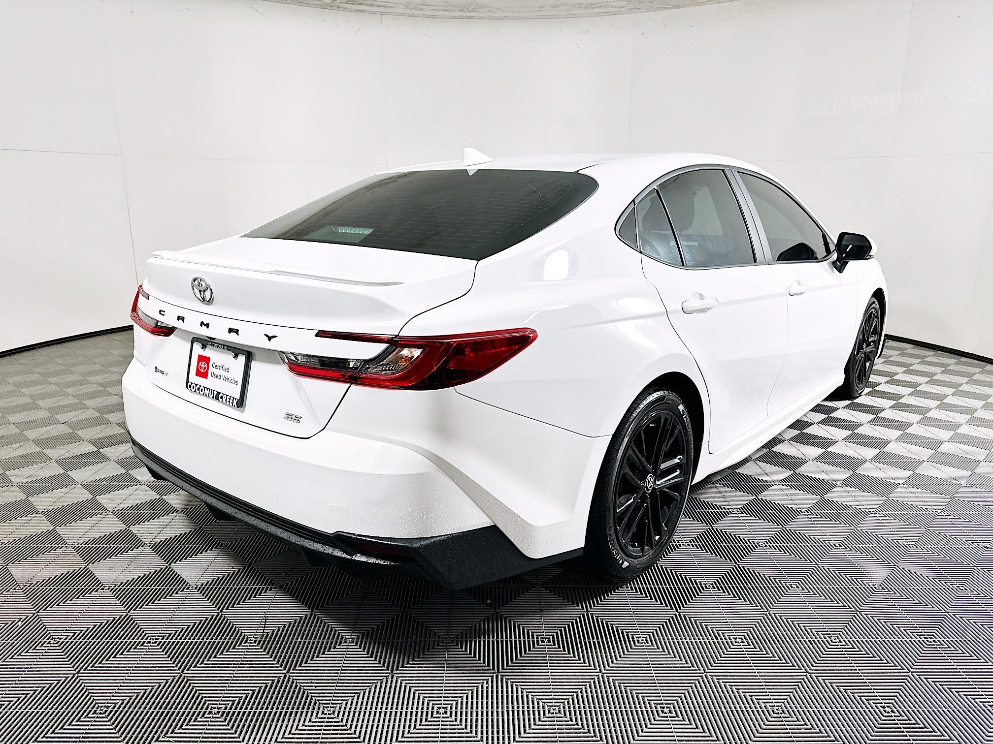 Certified 2025 Toyota Camry SE FWD image 3