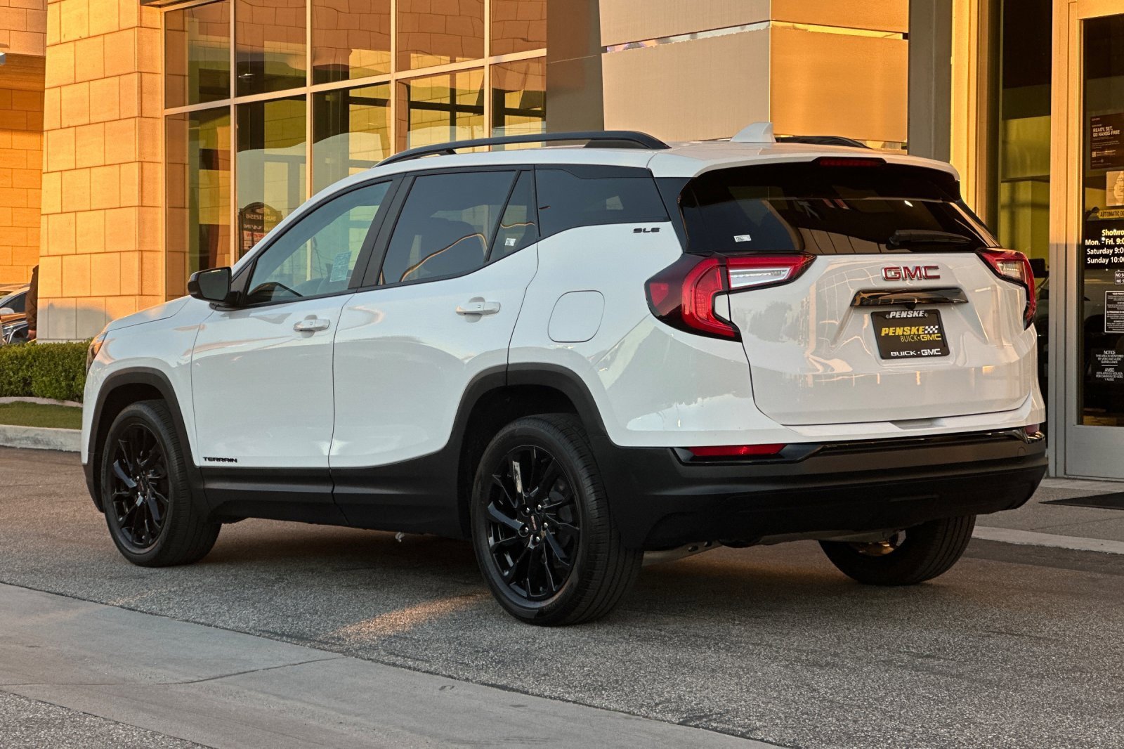 Used 2024 GMC Terrain SLE w/ Elevation Edition image 6