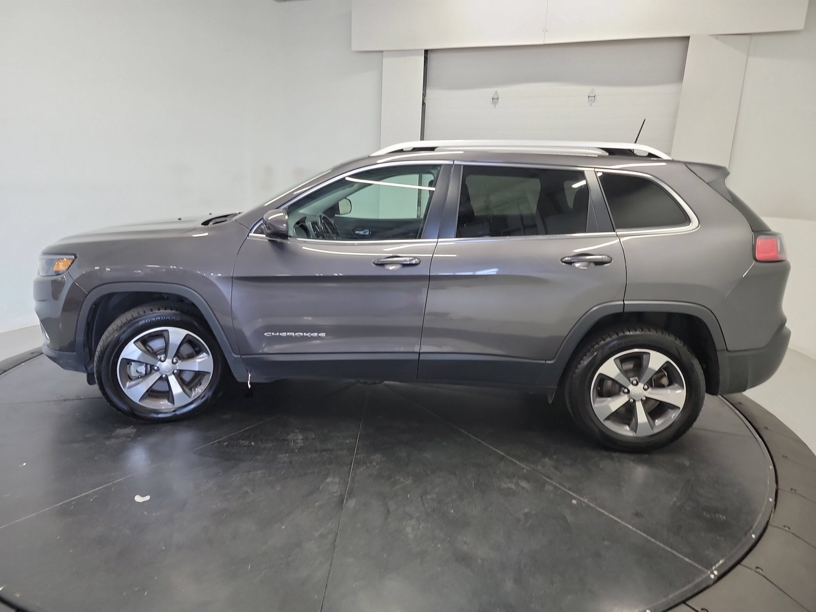 Used 2019 Jeep Cherokee Limited AWD/4WD image 4