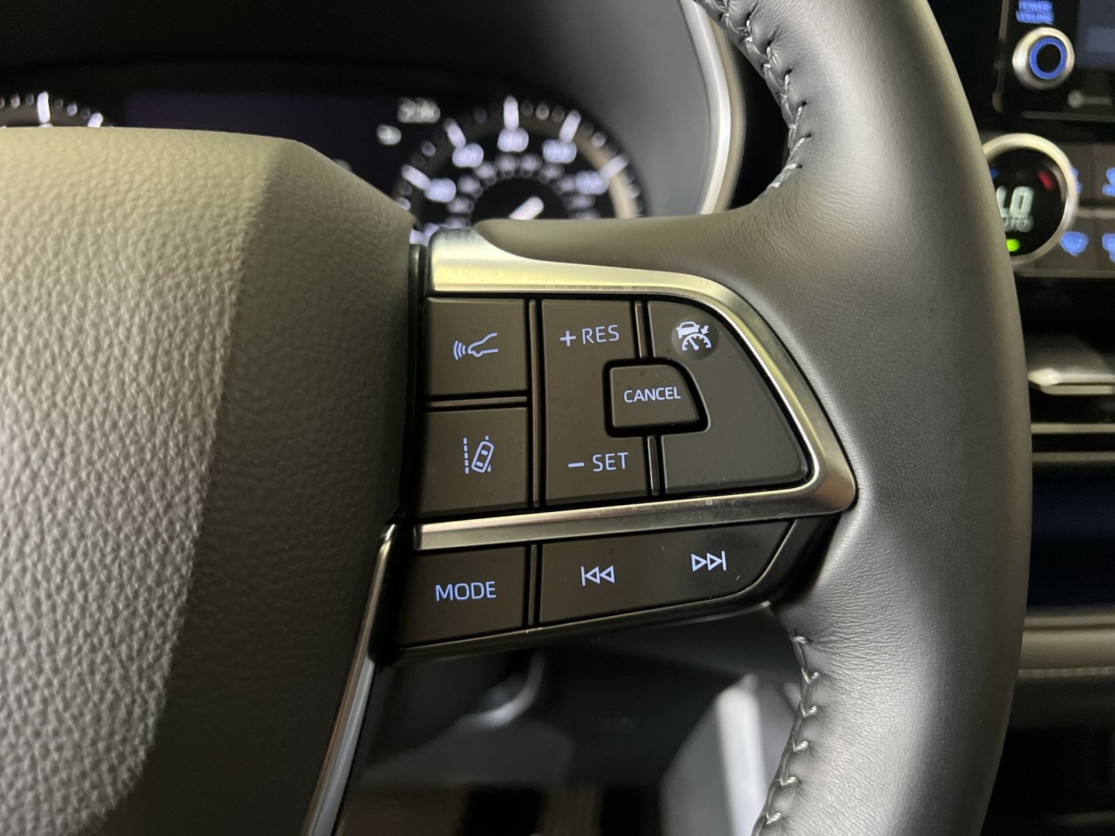 Used 2021 Toyota Highlander XSE AWD/4WD image 34