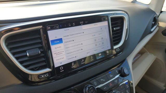 Certified 2024 Chrysler Pacifica Touring-L image 15