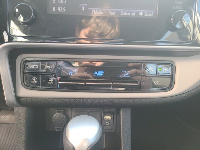 Used 2018 Toyota Corolla LE image 29