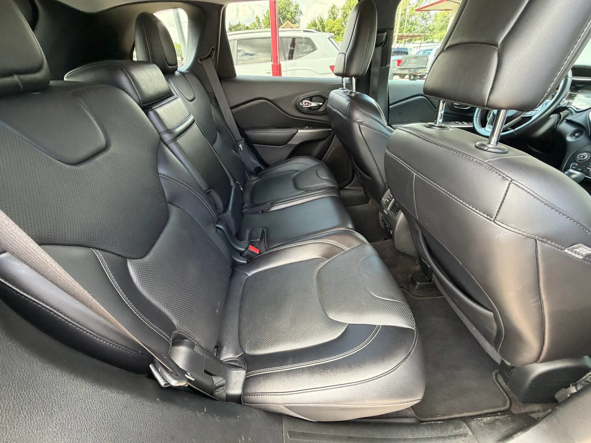 Used 2019 Jeep Cherokee Limited w/ Luxury Group AWD/4WD image 16