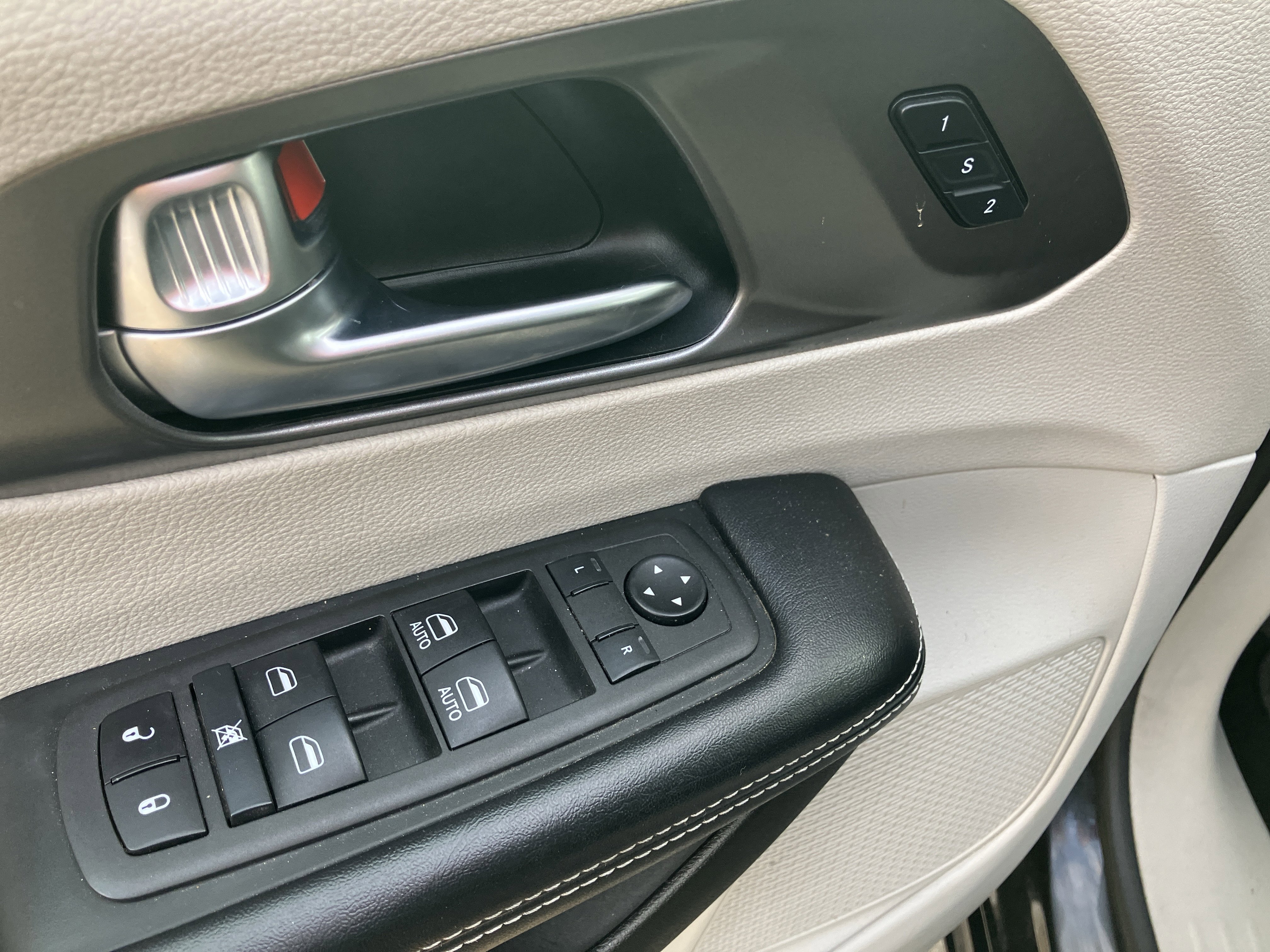 Used 2022 Chrysler Pacifica Touring-L image 12