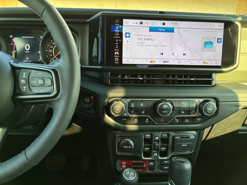 Used 2025 Jeep Gladiator Mojave AWD/4WD image 22