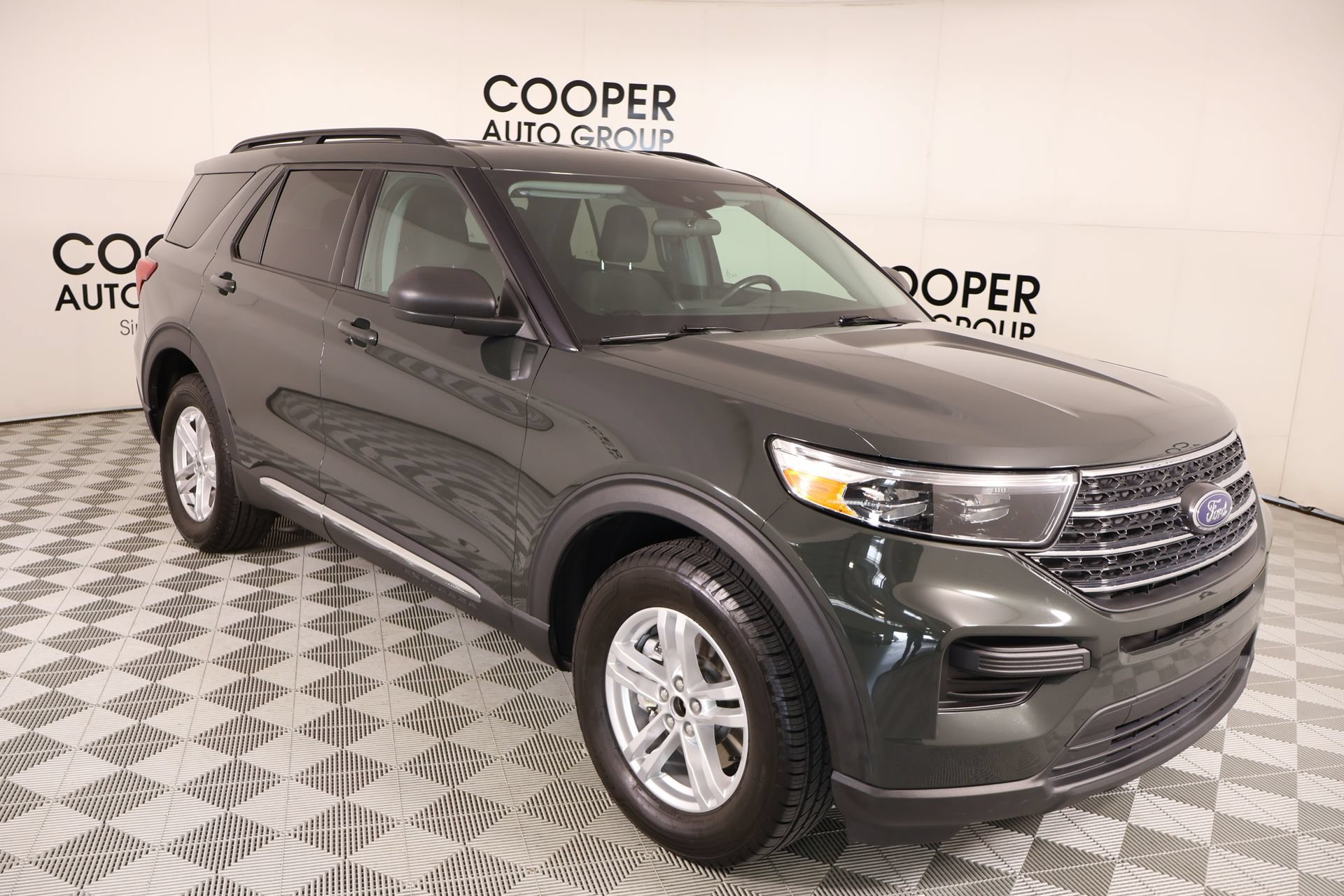Used 2023 Ford Explorer XLT AWD/4WD image 1