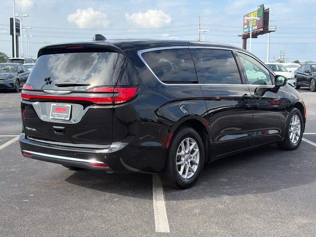 Used 2025 Chrysler Pacifica Select FWD image 5