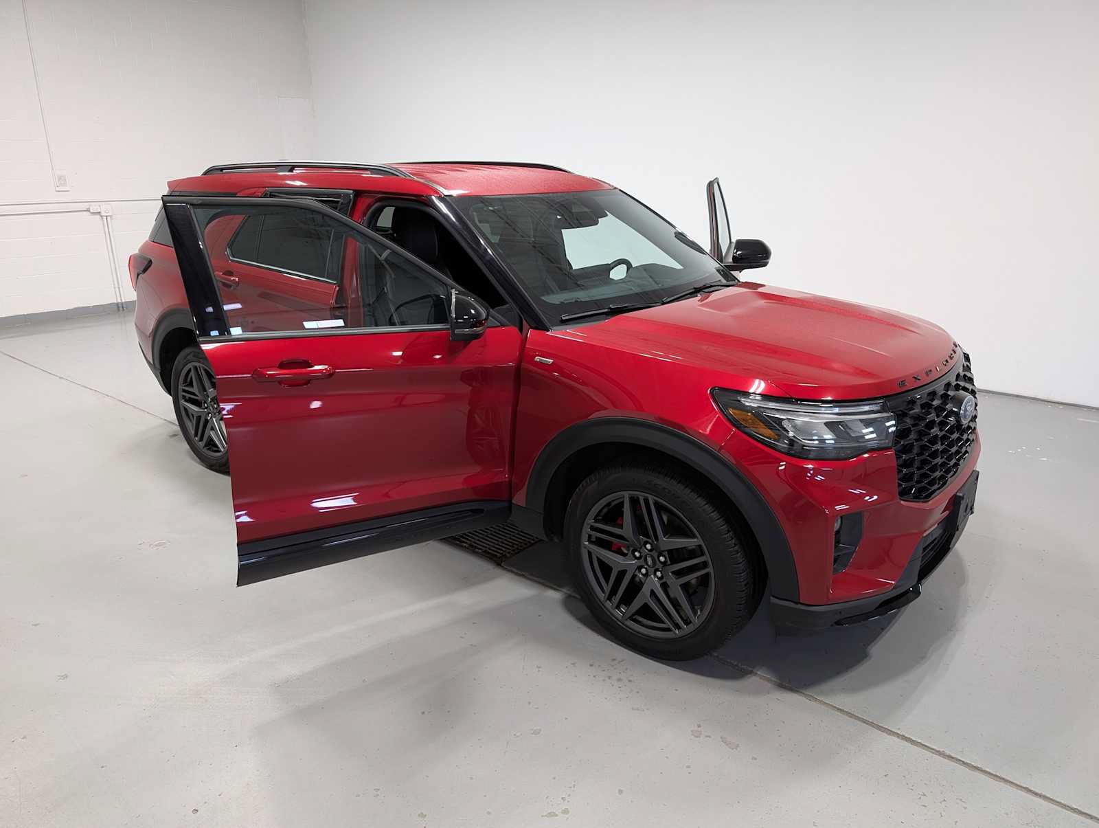Used 2025 Ford Explorer ST-Line w/ ST-Line Street Pack AWD/4WD image 16