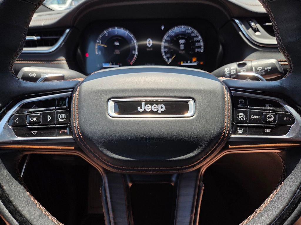 Used 2025 Jeep Grand Cherokee Summit AWD/4WD image 34