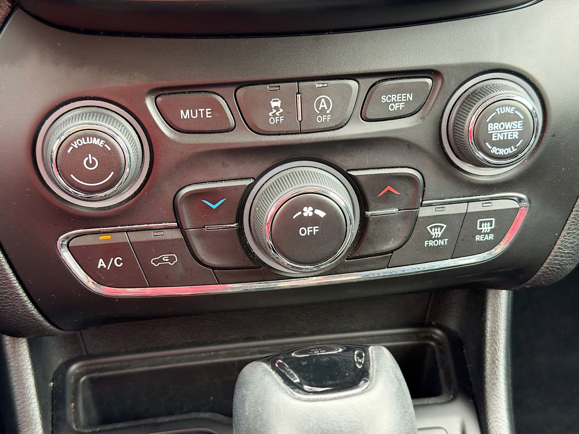 Used 2021 Jeep Cherokee Latitude Plus image 19