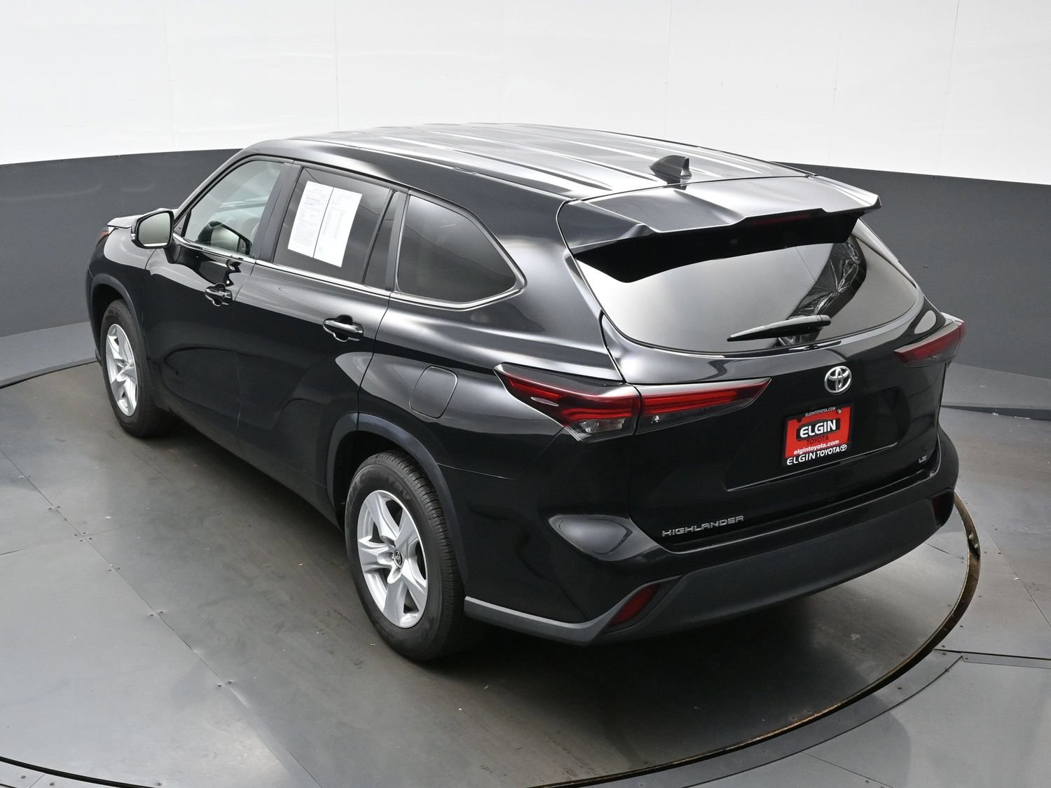 Used 2024 Toyota Highlander LE FWD image 38