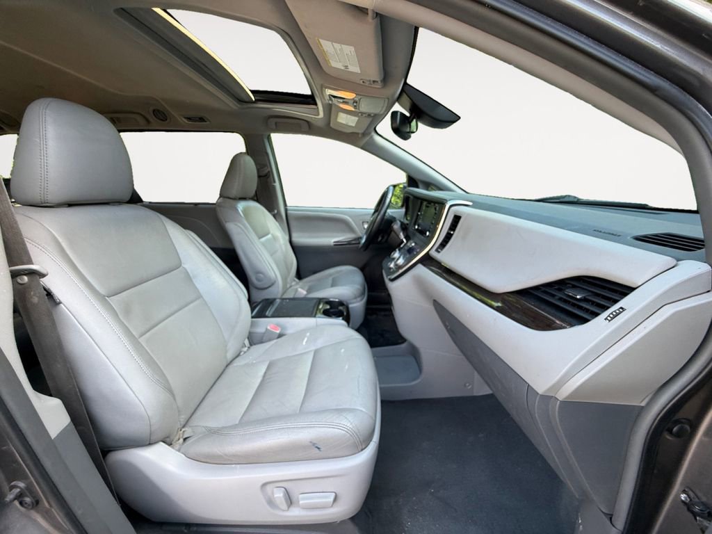 Used 2019 Toyota Sienna XLE FWD image 13