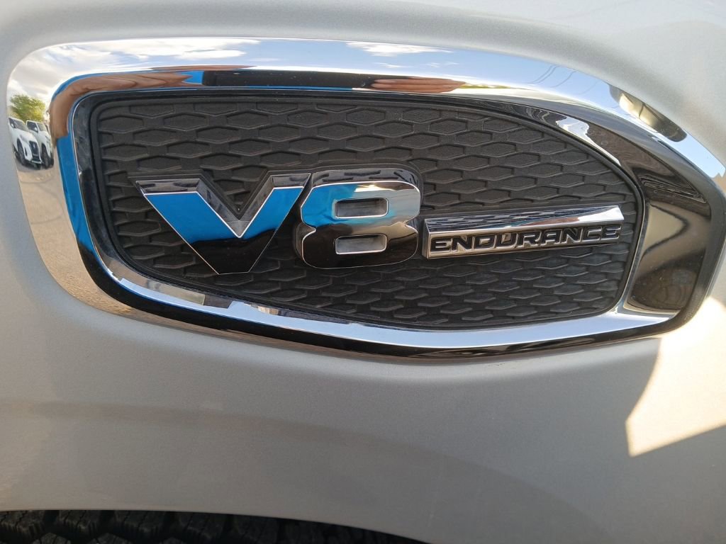 Used 2017 Nissan Titan SV AWD/4WD image 2