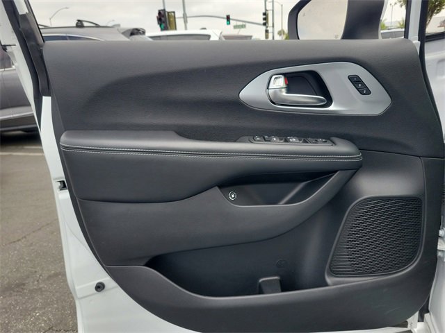 New 2023 Chrysler Pacifica Touring-L w/ S Appearance Package image 17