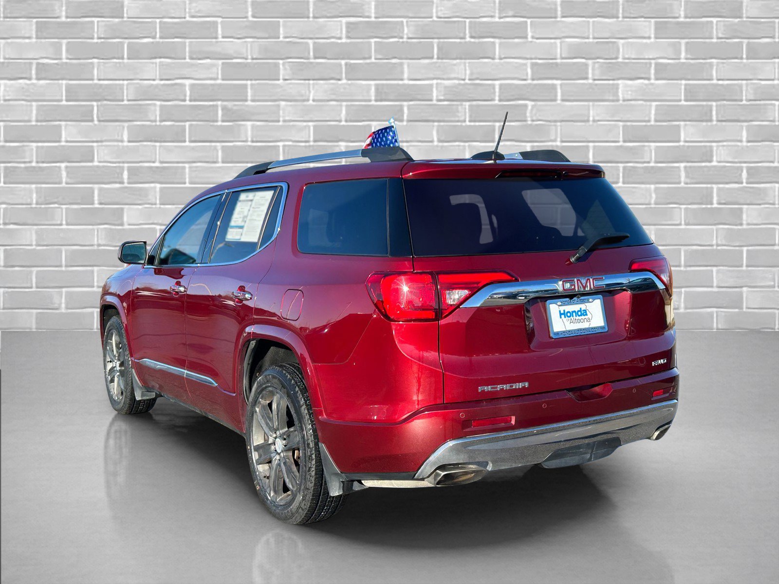 Used 2018 GMC Acadia Denali w/ Technology Package image 3