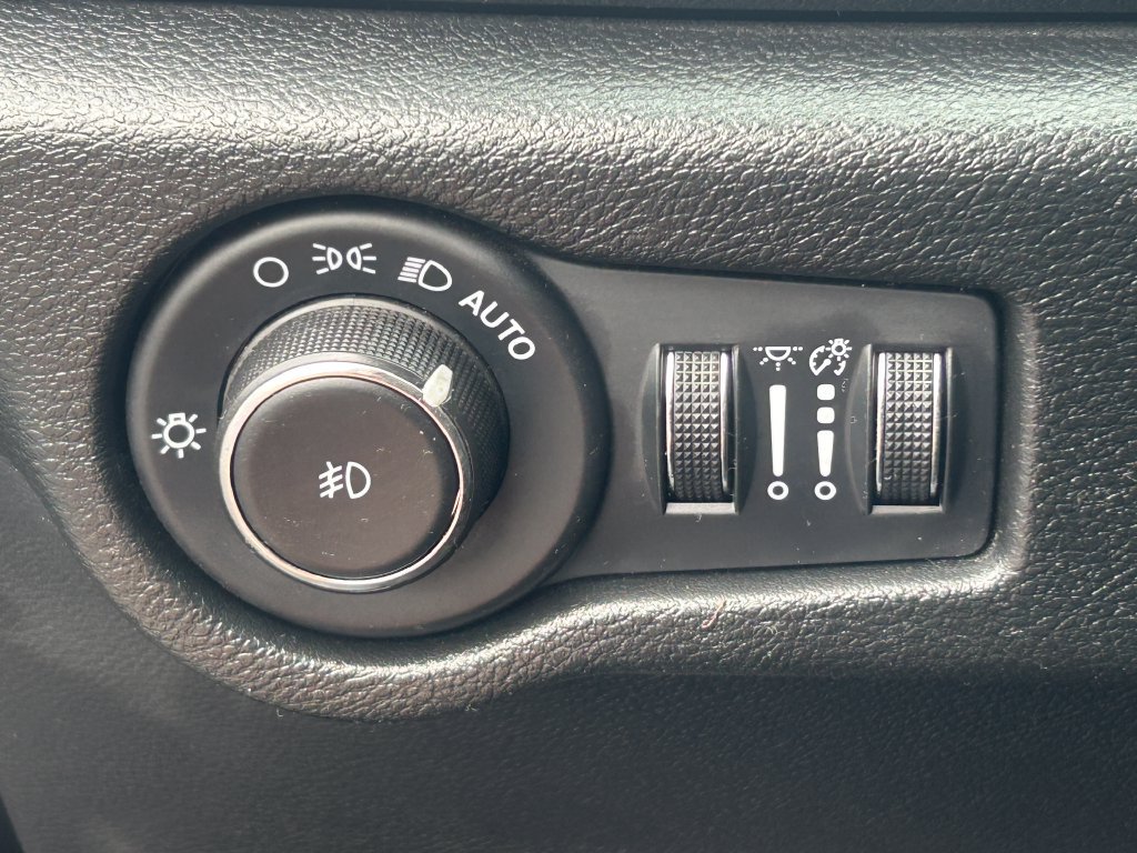 Used 2025 Chrysler Pacifica Select FWD image 23