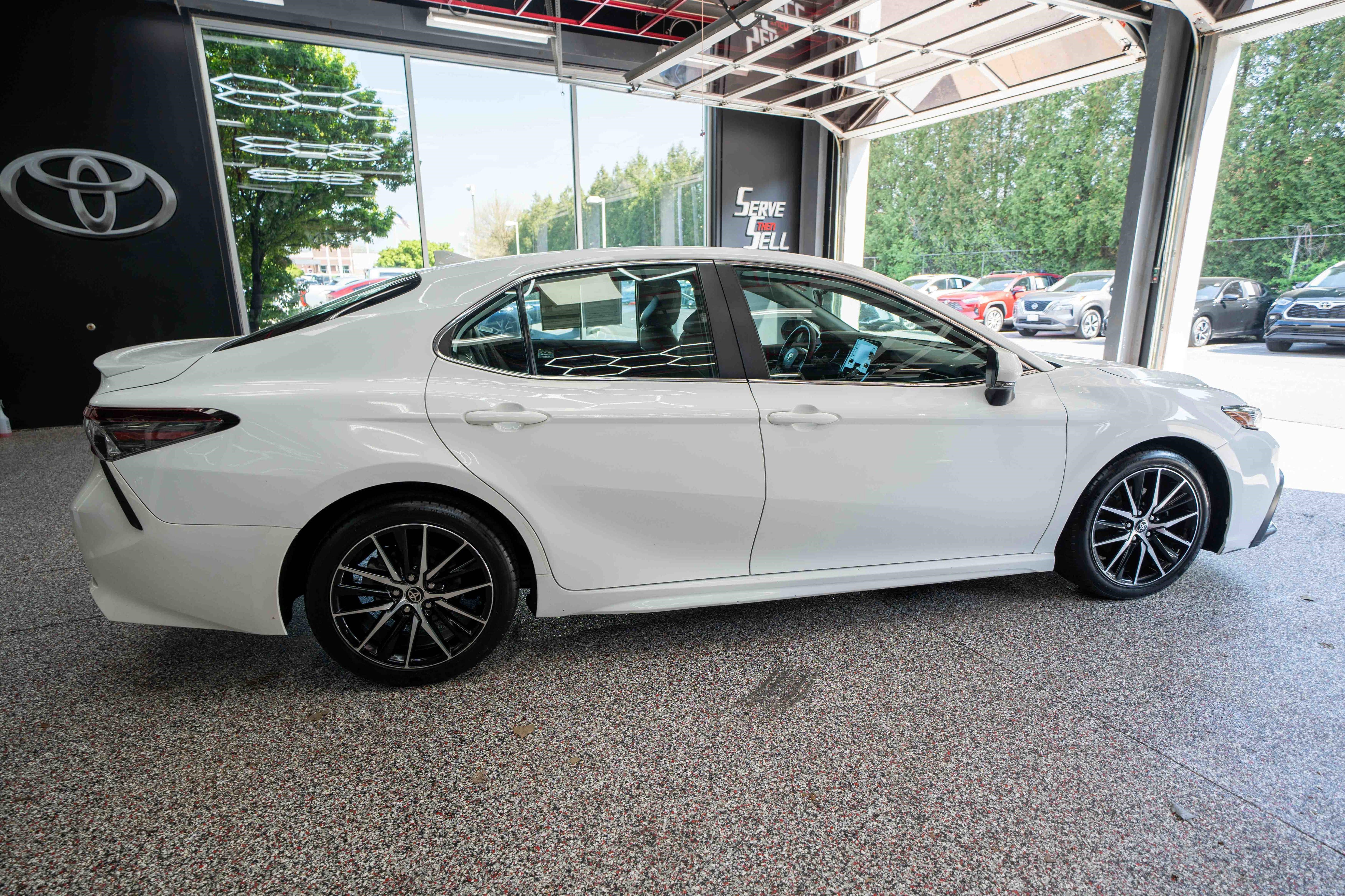 Used 2022 Toyota Camry SE FWD image 4