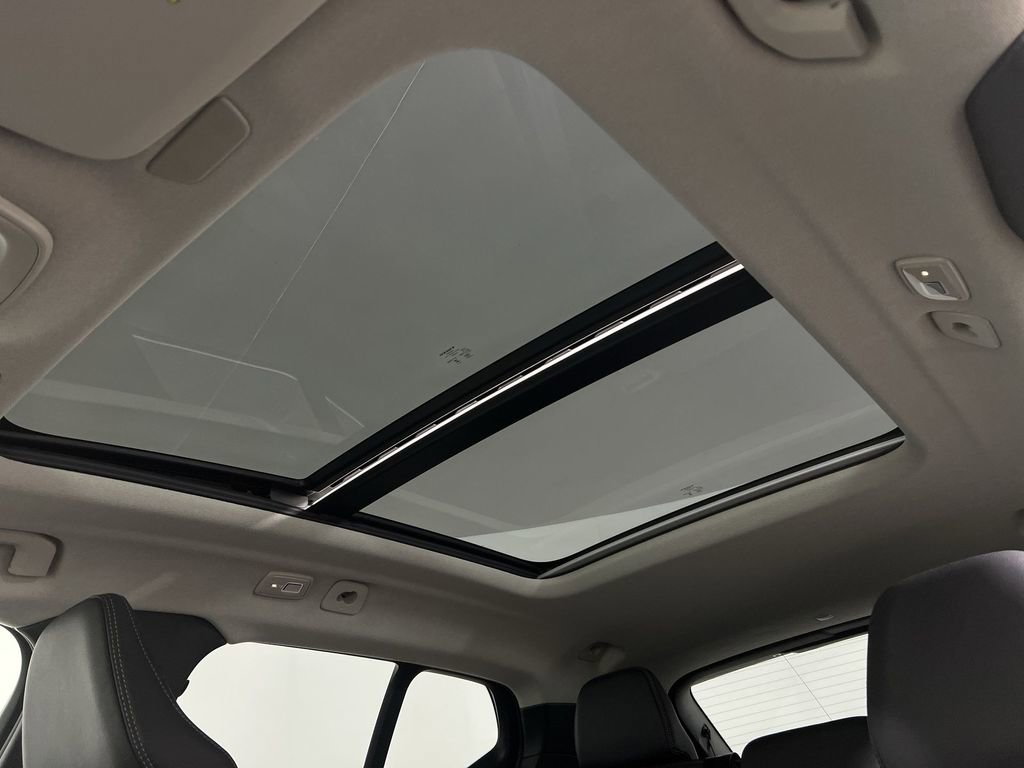 Certified 2025 Volvo XC40 B5 Plus w/ Protection Package Premier image 18