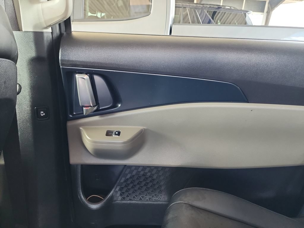 Used 2025 Kia Carnival FWD image 34
