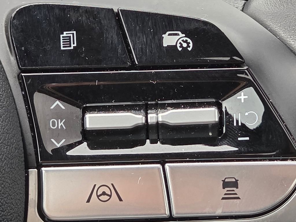 Used 2025 Hyundai Elantra SEL FWD image 14