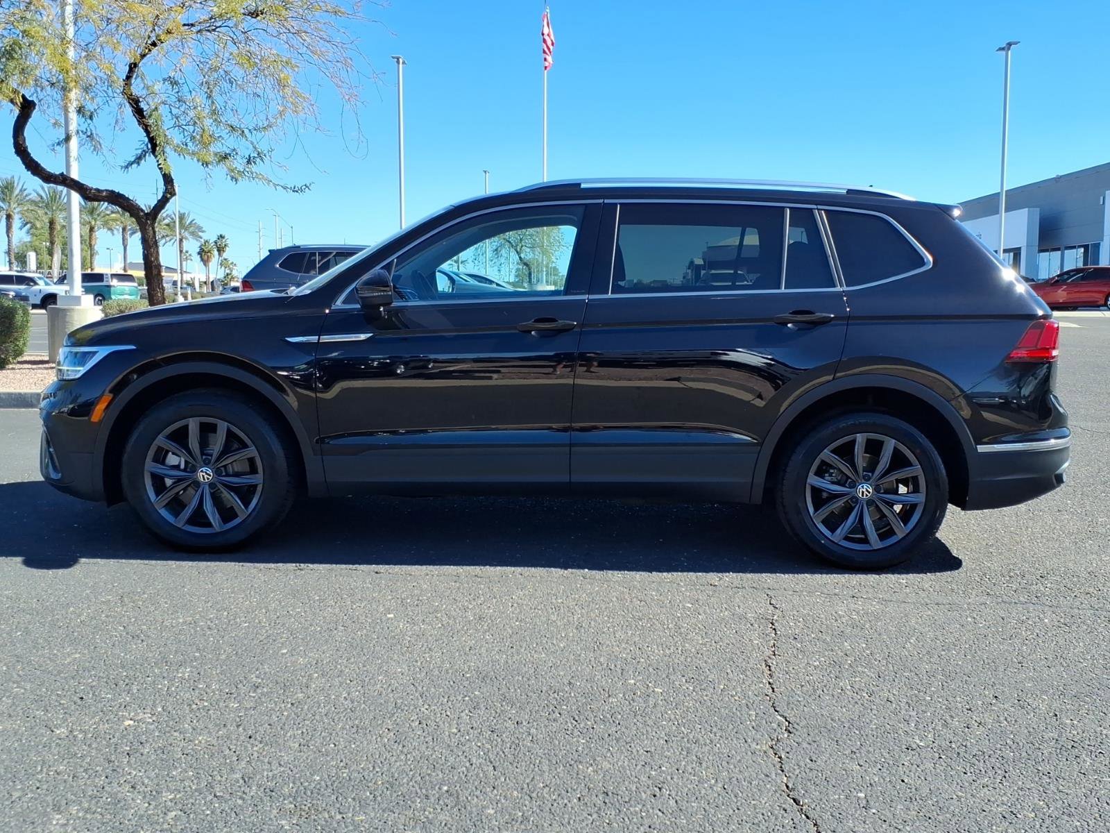Certified 2023 Volkswagen Tiguan SE w/ Panoramic Sunroof Package image 4