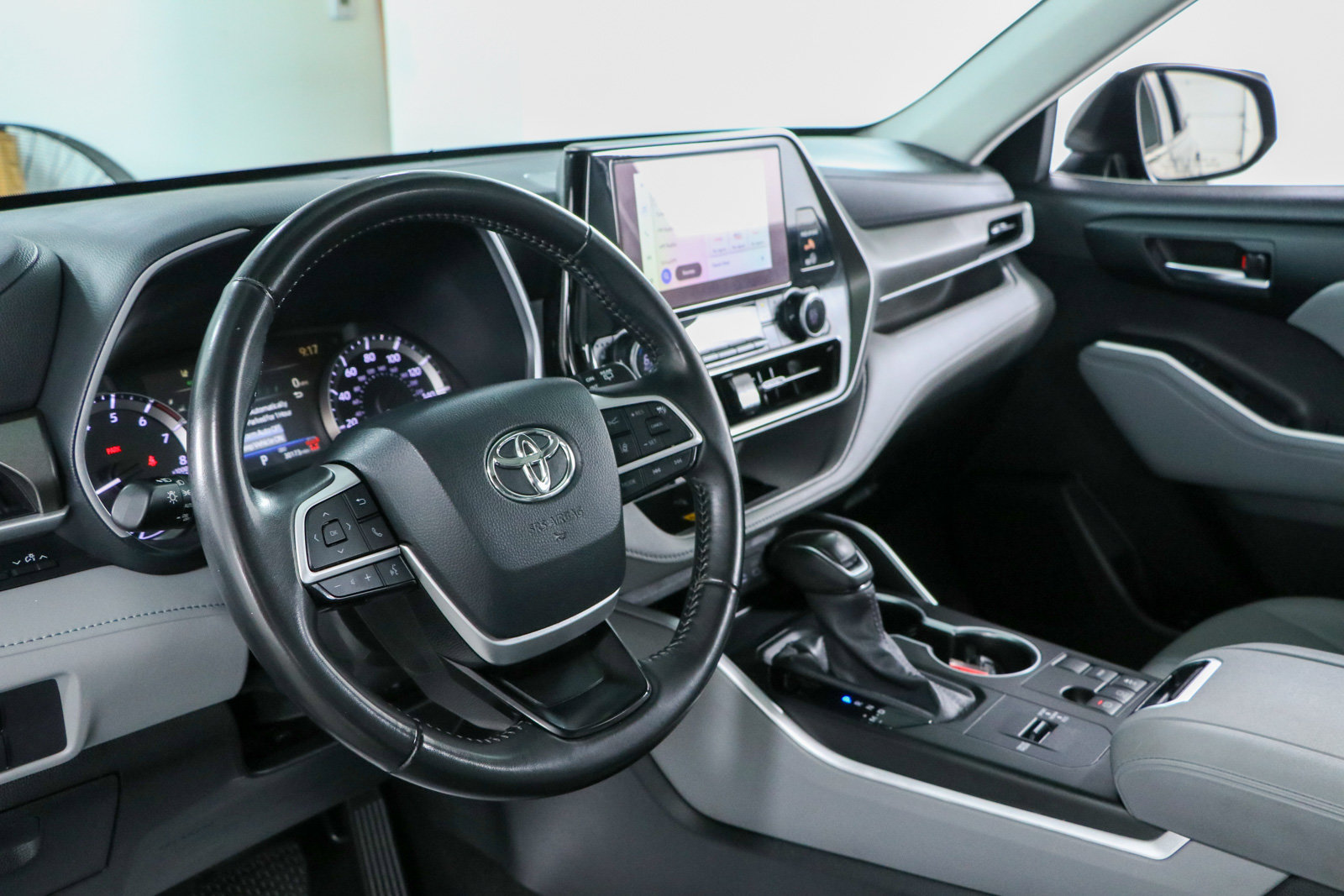 Used 2024 Toyota Highlander XLE FWD image 23