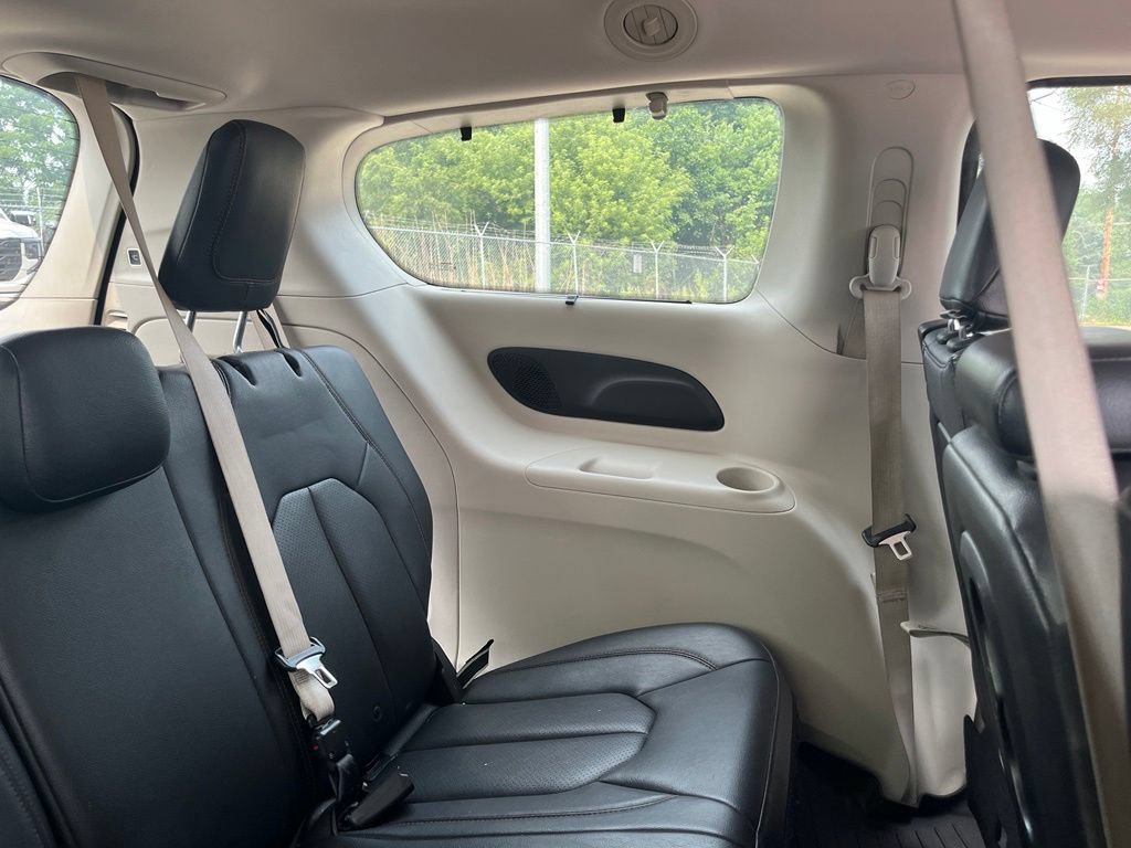 Used 2017 Chrysler Pacifica Touring-L Plus FWD image 38