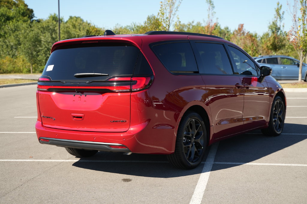 New 2027 Chrysler Pacifica Limited FWD image 7