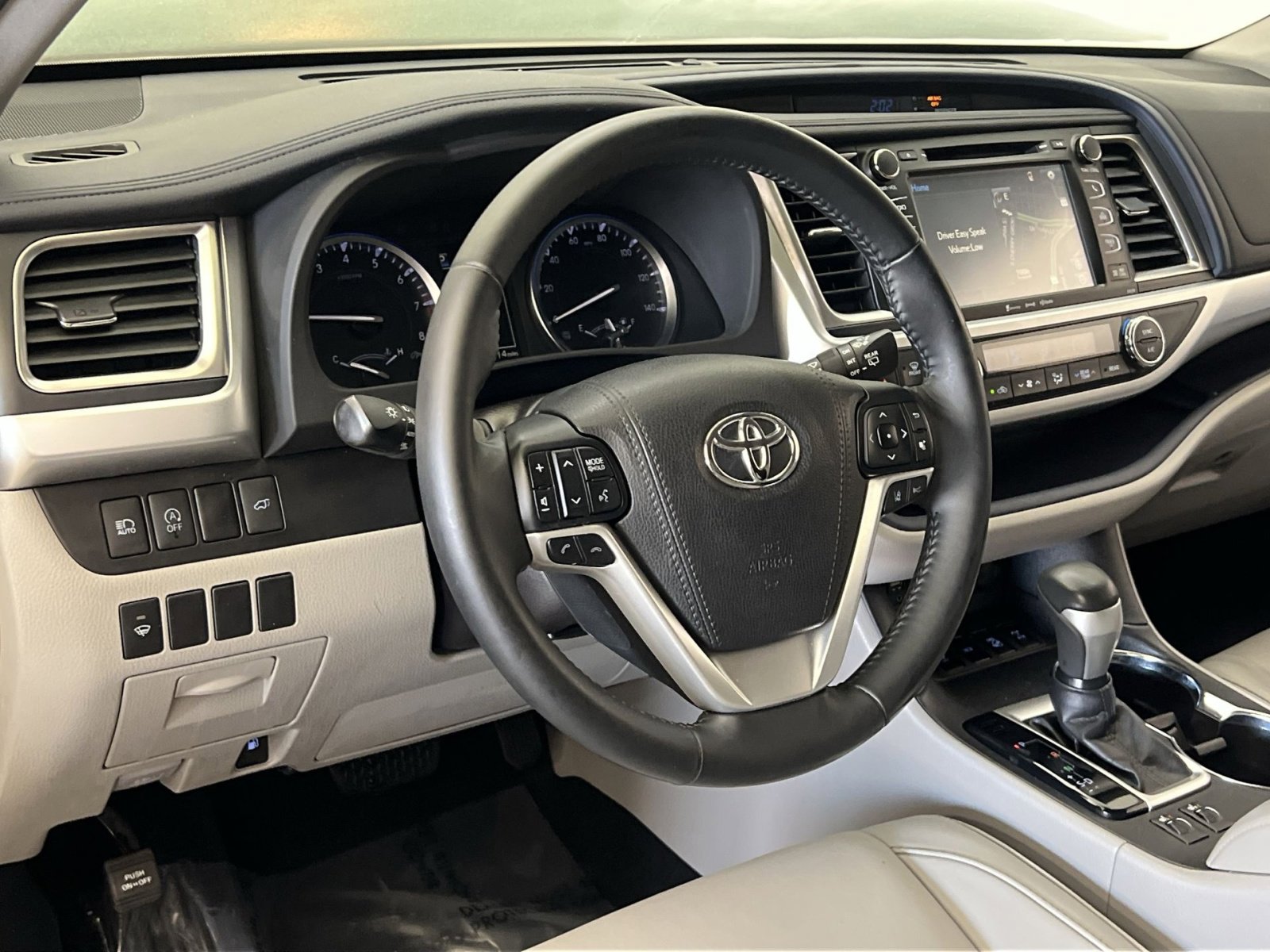 Used 2017 Toyota Highlander XLE image 14