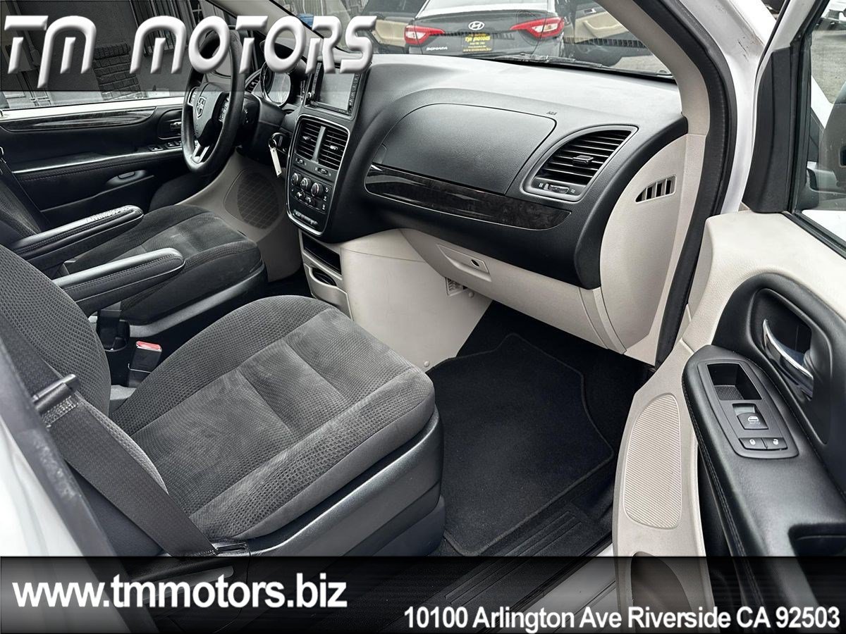 Used 2018 Dodge Grand Caravan SE FWD image 11