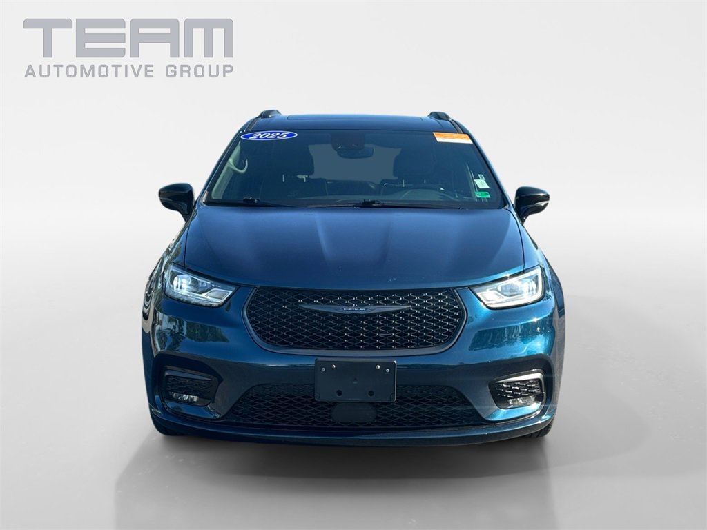 Certified 2025 Chrysler Pacifica Limited image 2