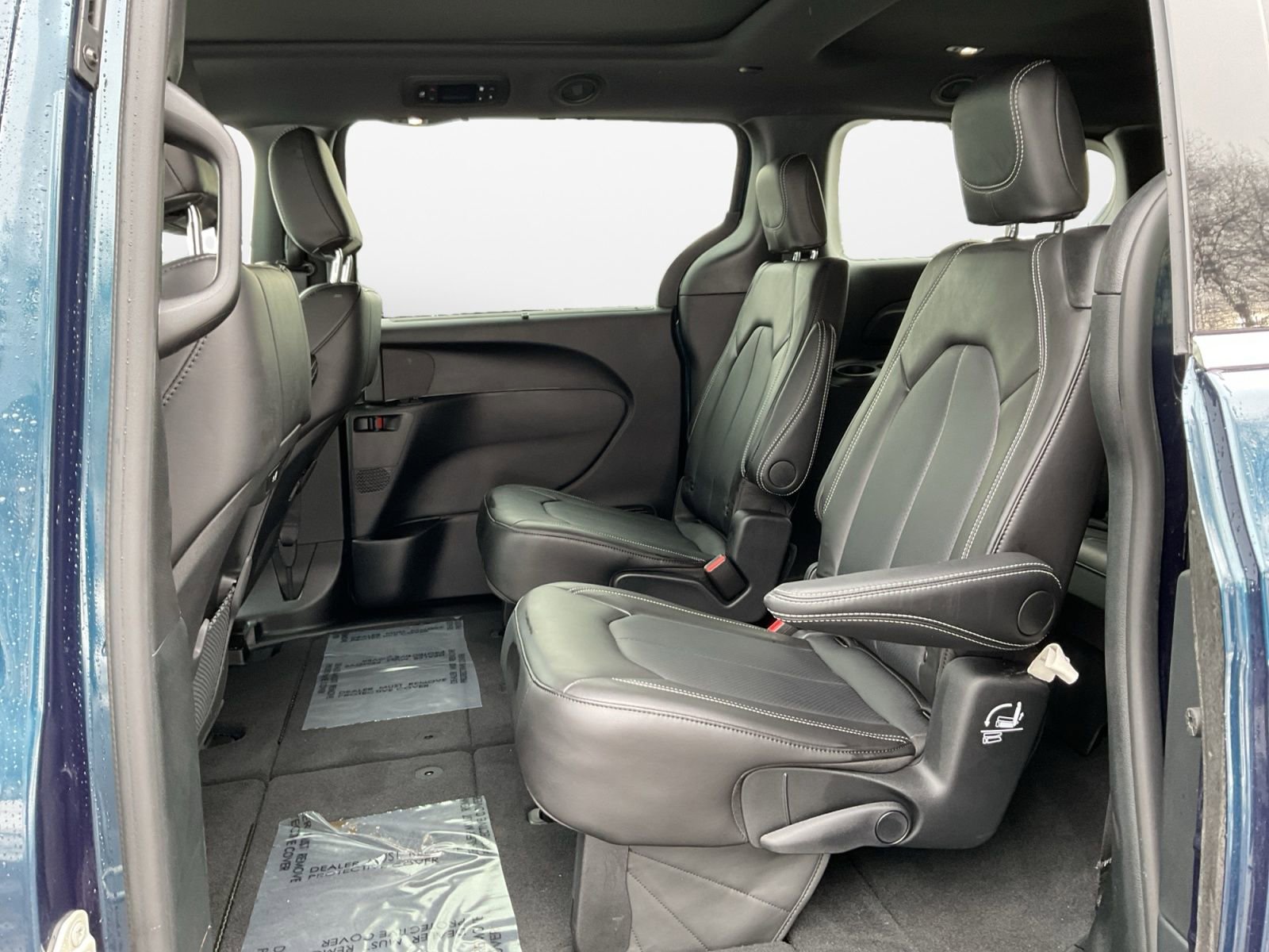 Used 2025 Chrysler Pacifica Select image 13