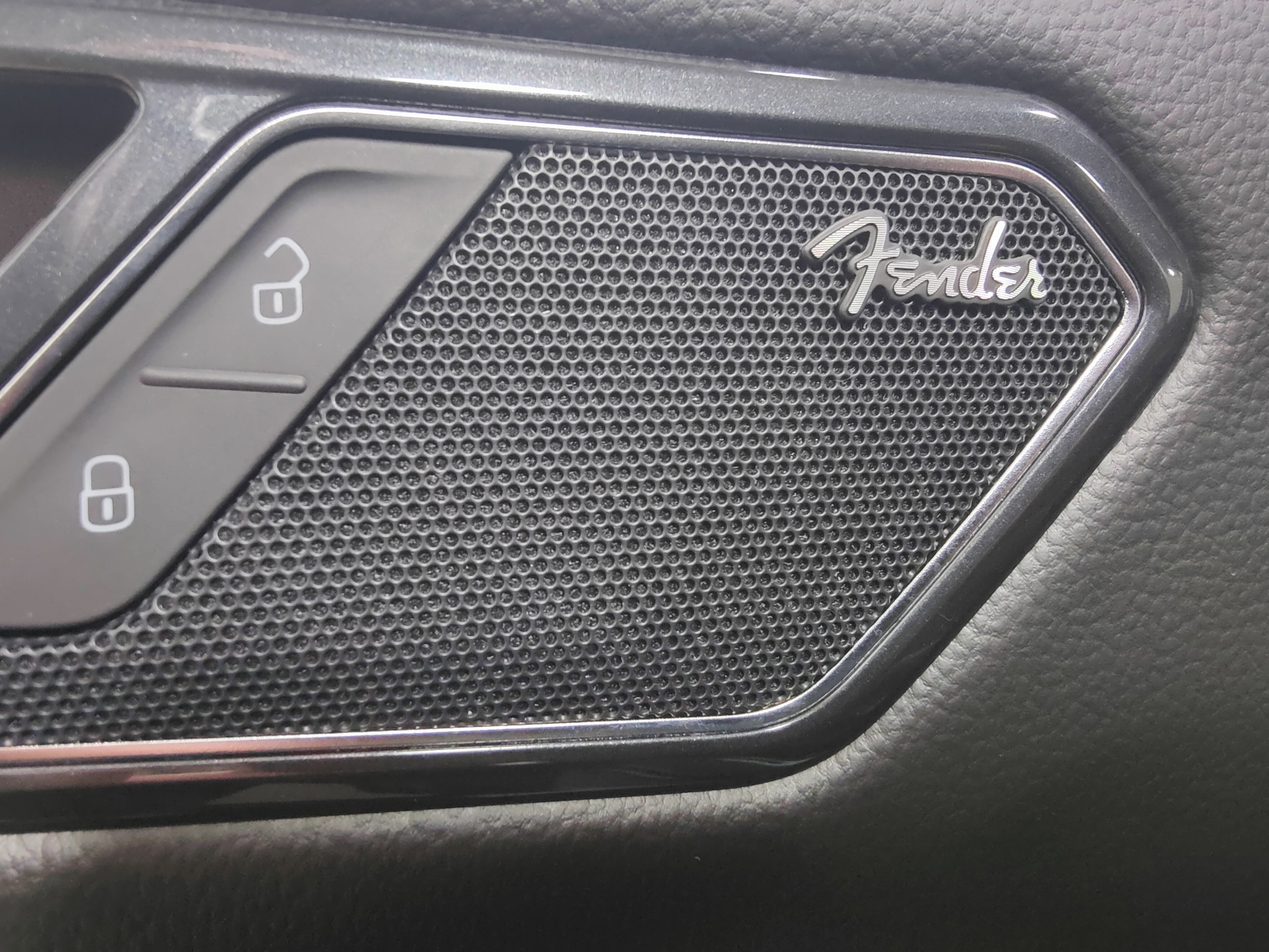 Used 2024 Volkswagen Tiguan SEL R-Line image 8