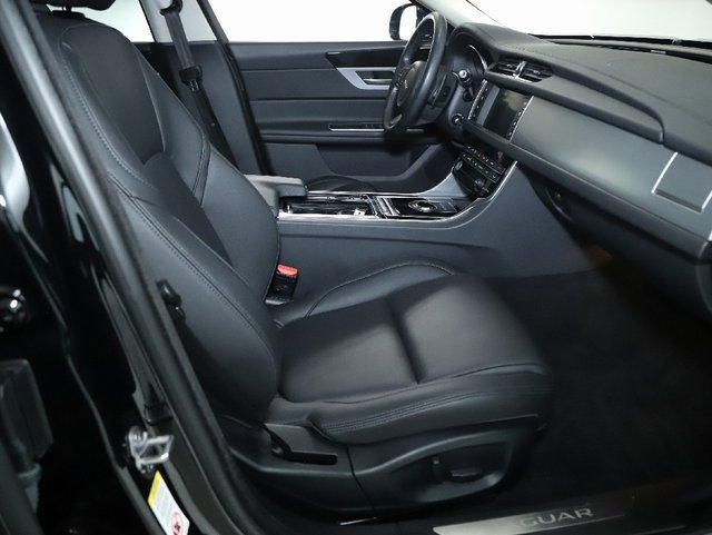 Used 2018 Jaguar XF Premium image 29