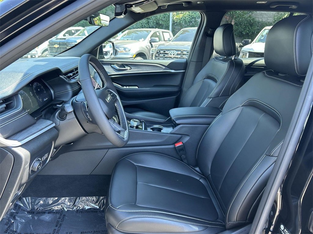 Used 2025 Jeep Grand Cherokee Limited w/ Black Appearance Package image 23