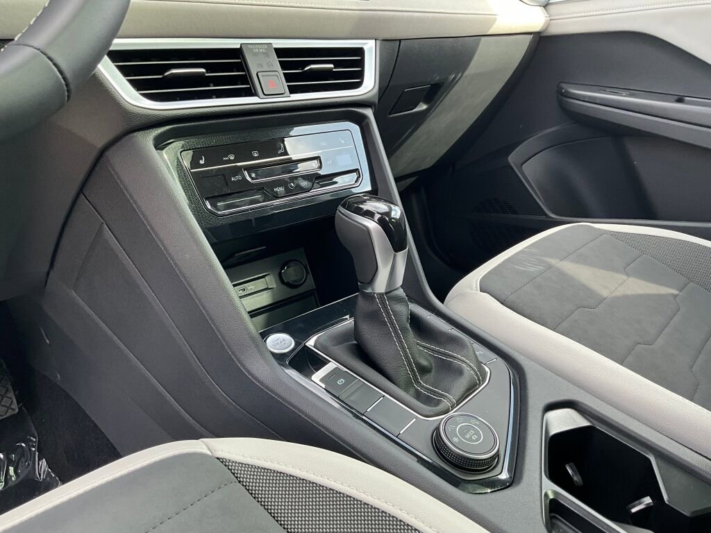 New 2025 Volkswagen Taos SE image 18